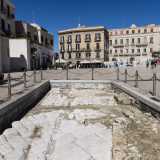 Nel territorio barese in realt� si � da sempre utilizzata la locale e chiara calcarenite per la pavimentazione stradale. Lo dimostrano i resti della via Traiana, datati al II sec. d.C., visibili in piazza del Ferrarese...